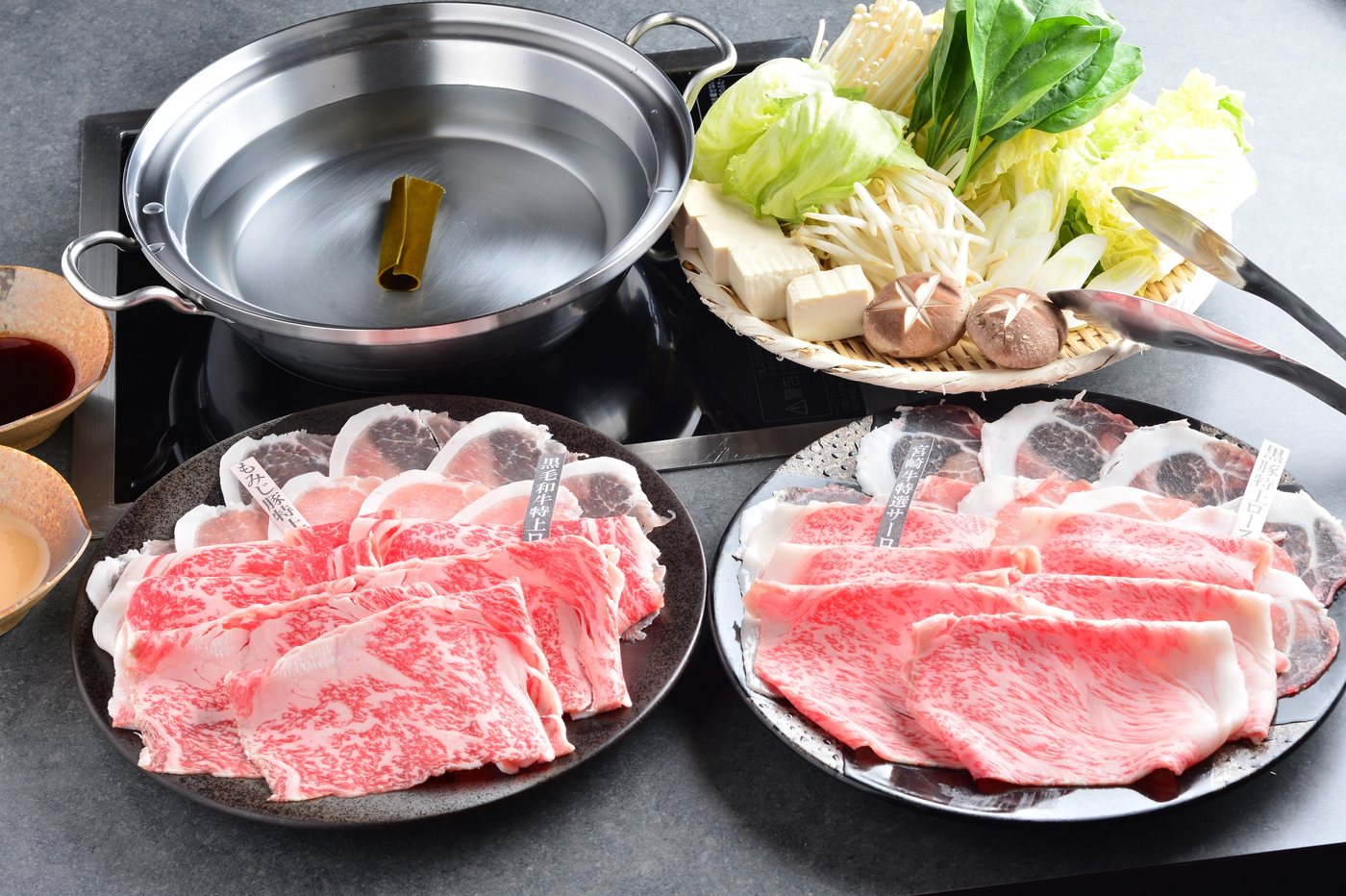 しゃぶしゃぶの鍋と、二種の肉、野菜のかご