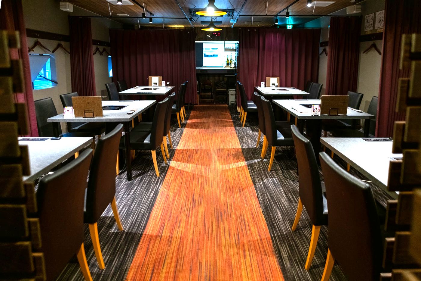 店内の通路とテーブル席