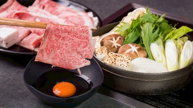 割り下にくぐらせた和牛を、生卵にひたす